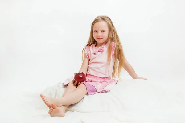 La bella bambina con mela — Foto Stock