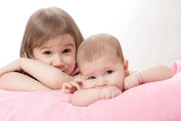 Zwei kleine Mädchen der Schwestern — Stockfoto