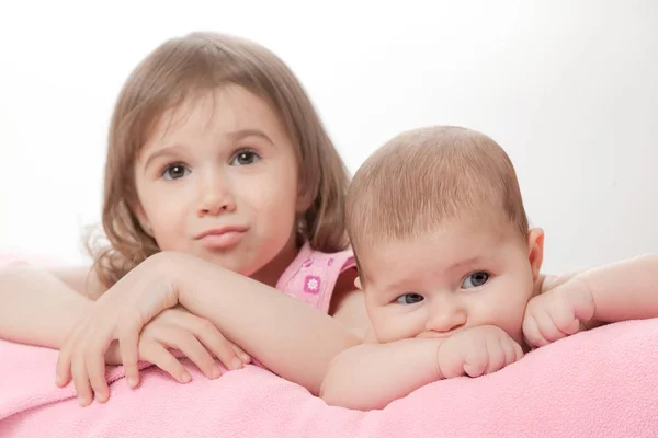 Dwie małe dziewczynki sióstr — Zdjęcie stockowe