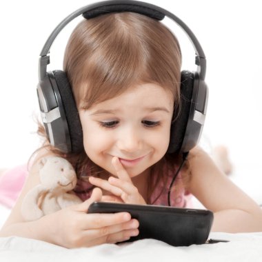 küçük kız müzik dinliyor