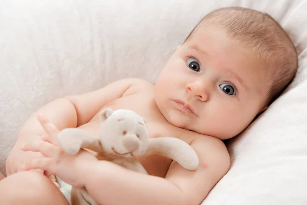 Il piccolo bambino con un giocattolo — Foto Stock