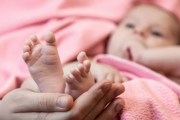 Benet handhållna äldre barn — Stockfoto