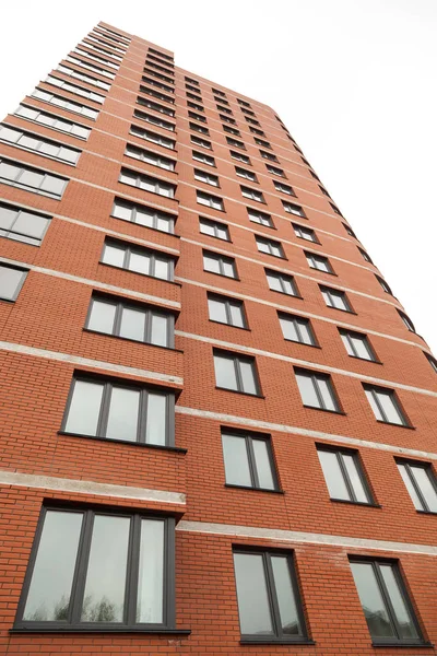 Modern binanın dışında