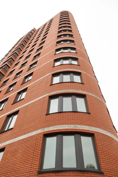 Modern binanın dışında