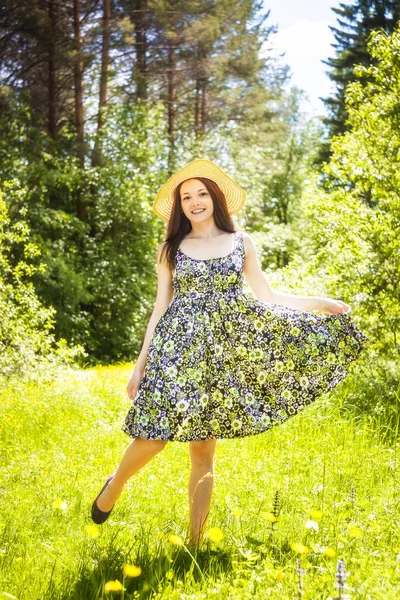 Hermosa joven morena mujer en el prado — Foto de Stock