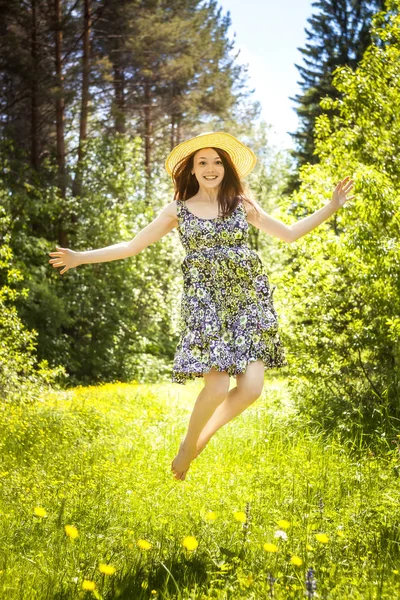 Bella giovane donna bruna sul prato — Foto Stock