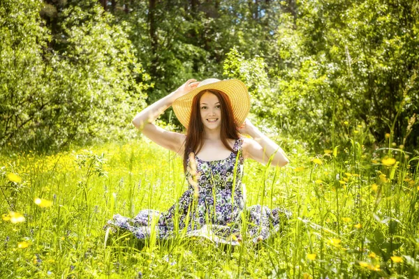 美丽年轻的黑发女人，在草地上 — 图库照片