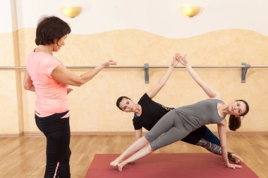 iki kız Yoga salonunda nişanlandık