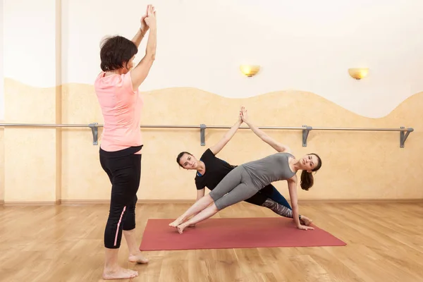 Dos chicas se dedican al yoga en la sala —  Fotos de Stock