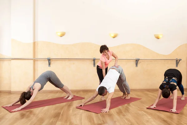 Een groep mensen die yoga doen — Stockfoto