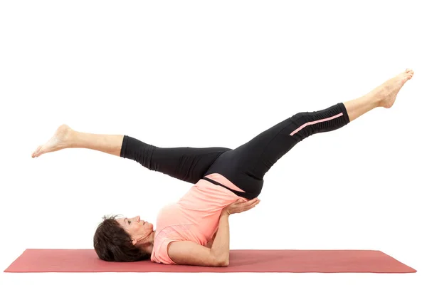 Vacker mogen kvinna gör yoga — Stockfoto