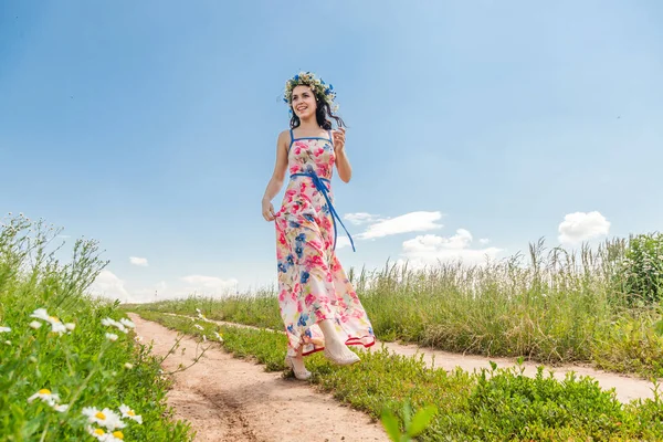 Tarladaki güzel kız. — Stok fotoğraf