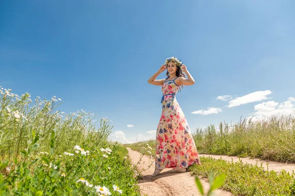 Menina bonita no campo — Fotografia de Stock