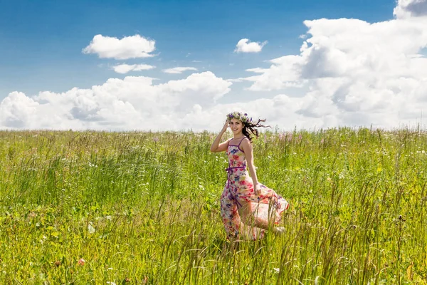 Menina bonita no campo — Fotografia de Stock