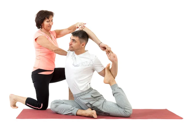 Homem fazendo ioga sob a orientação de um treinador — Fotografia de Stock