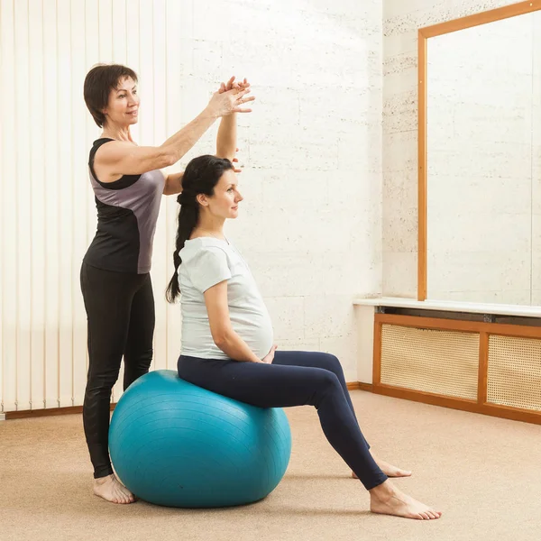 Belle Femme Enceinte Faisant Yoga Avec Entraîneur — Photo