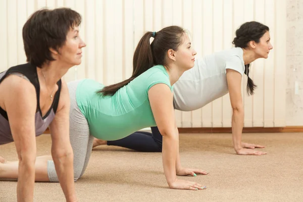 两个美丽的孕妇在健身房做瑜伽训练 — 图库照片
