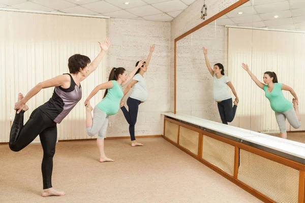 Två Vackra Gravida Kvinnor Gör Yoga Med Tränare Gymmet — Stockfoto