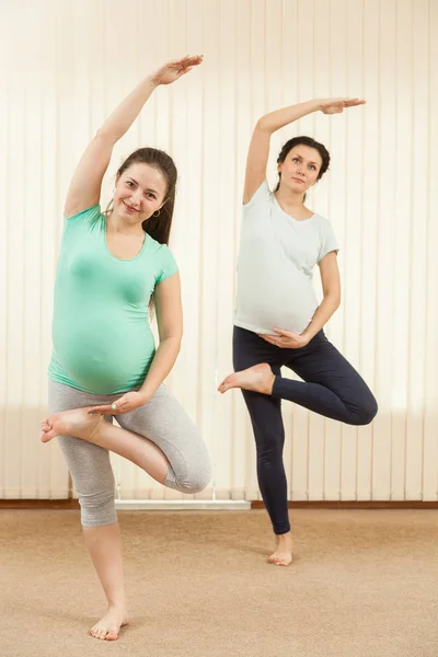 Spor Salonunda Yoga Yaparken Güzel Hamile Kadınlar — Stok fotoğraf