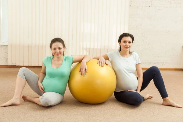 Deux Femmes Enceintes Sont Assises Près Balle Dans Salle Gym — Photo