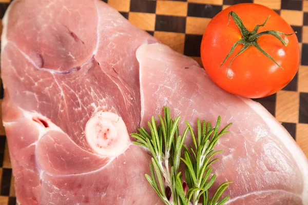 Mięso i świeże warzywa na desce do krojenia — Zdjęcie stockowe