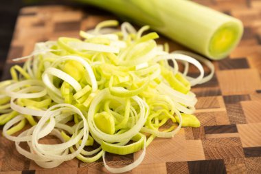 Tahta kesme tahtasındaki pırasa kesiği