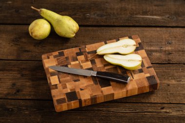 Tahta kesme tahtasındaki dilimlenmiş yığın.