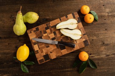 Armut ve mandalina dilimlenmiş.