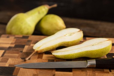 Tahta kesme tahtasındaki dilimlenmiş yığın.