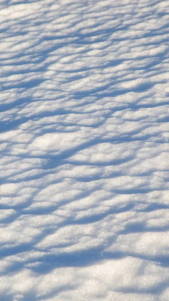 Textura de nieve. El fondo iluminado por nieve . —  Fotos de Stock