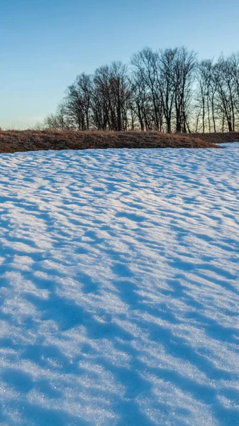 Primavera neve che si scioglie su un grande campo — Foto Stock