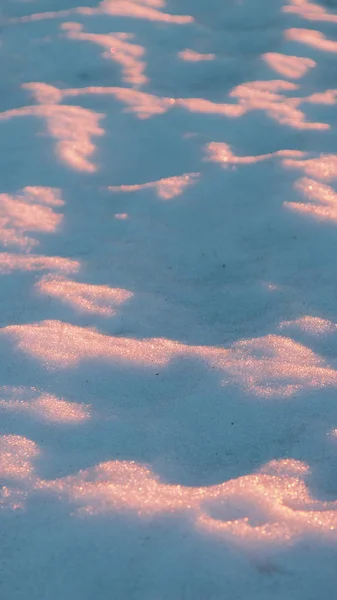 Textura de nieve. El fondo iluminado por nieve . — Foto de Stock