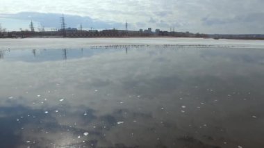Şehir göletinin üzerinde İHA uçuşu.