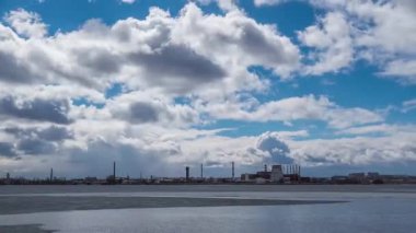 Şehrin üstündeki mavi gökyüzünde güzel bulutlar.