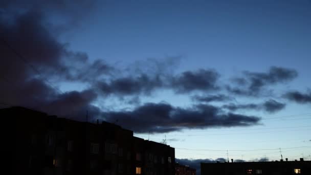 Ciemna chmura z białym jasnym tłem nieba i światła miasta o północy wieczorem — Wideo stockowe