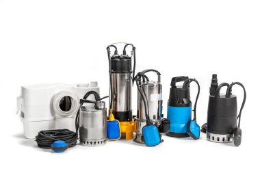 İzole edilmiş arka planda çeşitli metal motor su pompaları