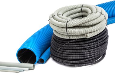 İzole bir arkaplanda plastik hortumlar