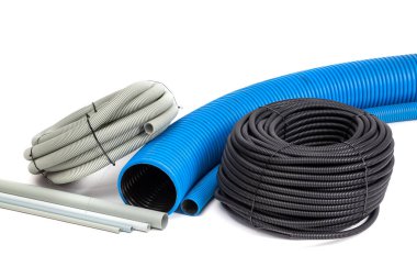 İzole bir arkaplanda plastik hortumlar