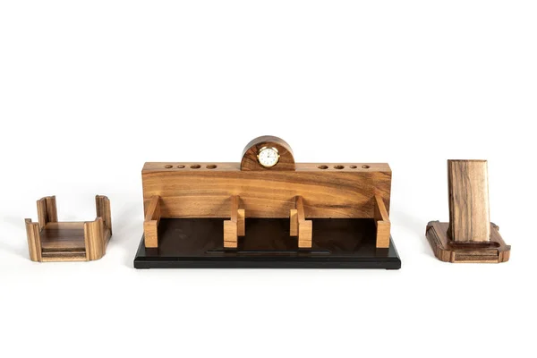 Mesa decorativa de relojes de madera con agujeros de pluma y un lugar para papeles sobre un fondo aislado . —  Fotos de Stock