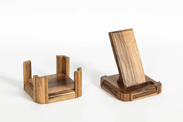 Soporte de teléfono hecho de madera aislado fondo, diseño del soporte del teléfono, hecho a mano —  Fotos de Stock