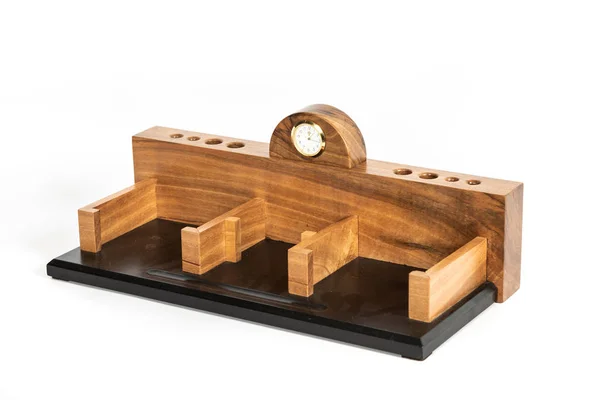 Mesa decorativa de relojes de madera con agujeros de pluma y un lugar para papeles sobre un fondo aislado . —  Fotos de Stock