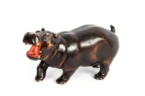 Figura de madeira de um hipopótamo isolado no fundo . — Fotografia de Stock