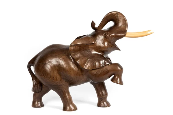 Figura de madeira de um elefante isolado no fundo . — Fotografia de Stock