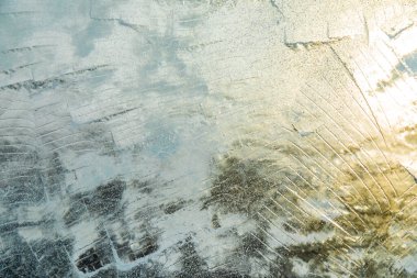 Sert dondurmalar sırasında buzla kaplanmış camlar.