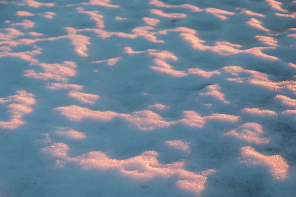 Природный зимний фон со снежными дрейфами — стоковое фото