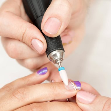 Kadın manikürü, mekanik manikür eli.