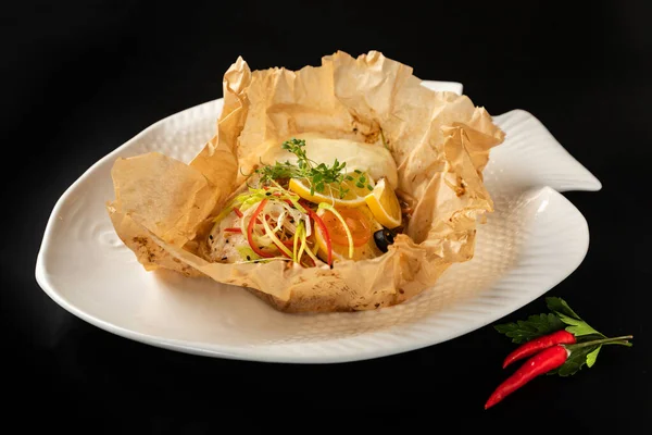 Filet Białej Ryby Pieczony Pergaminie Pieprzem Chili — Zdjęcie stockowe