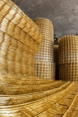 İnşaat işleri için fiberglas ağ takviyesi üretimi.