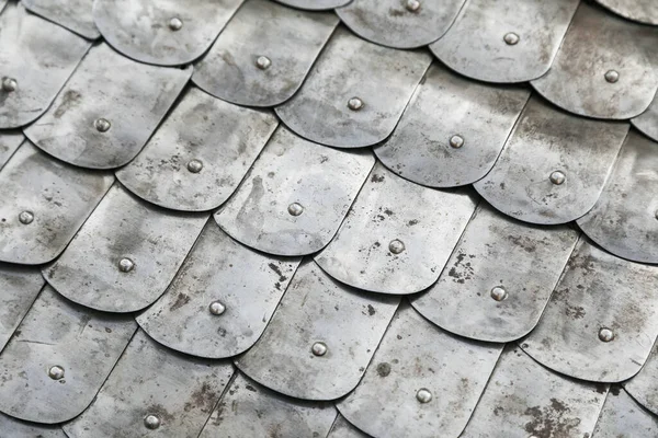 Fragment einer ritterlichen Metallkette aus Waagen. — Stockfoto