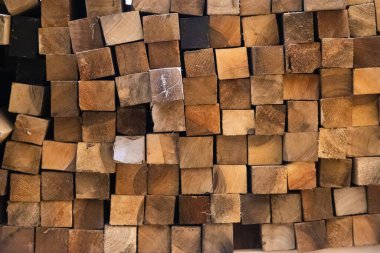 Sonunda eski ahşap parmaklıklar bir bölüme bakıyor